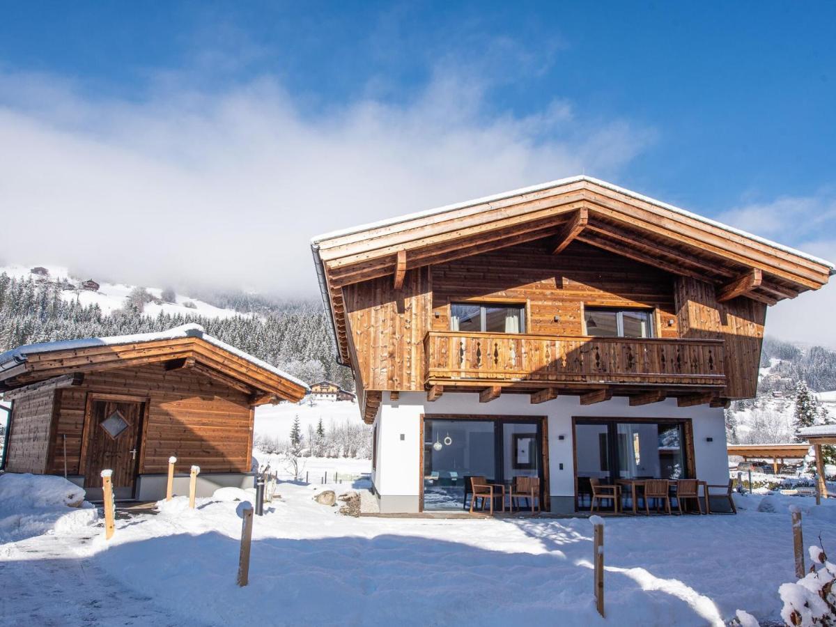 Apartment In Wald Im Pinzgau With A Carport エクステリア 写真