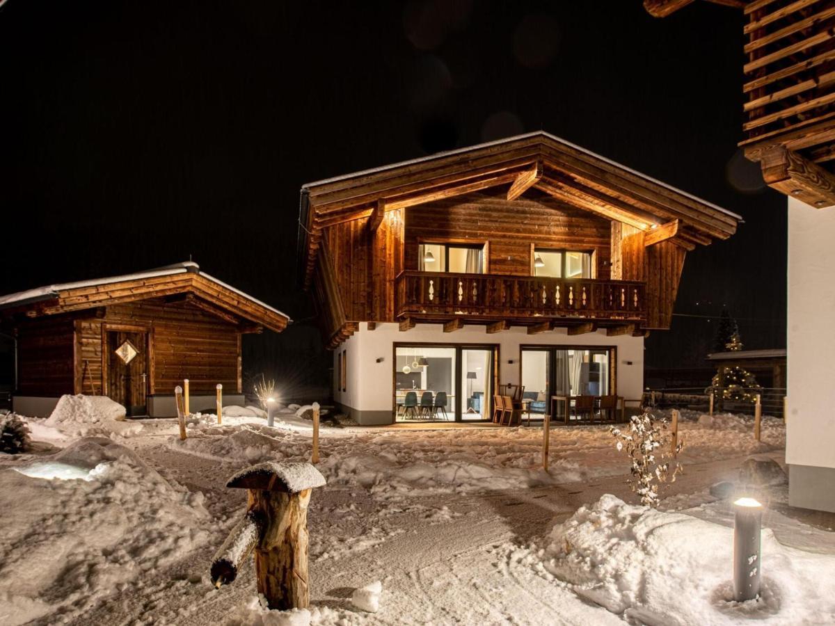 Apartment In Wald Im Pinzgau With A Carport エクステリア 写真