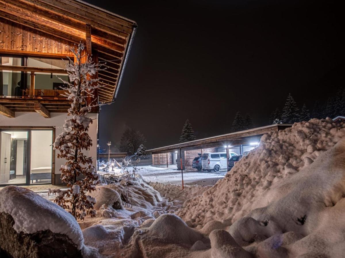 Apartment In Wald Im Pinzgau With A Carport エクステリア 写真
