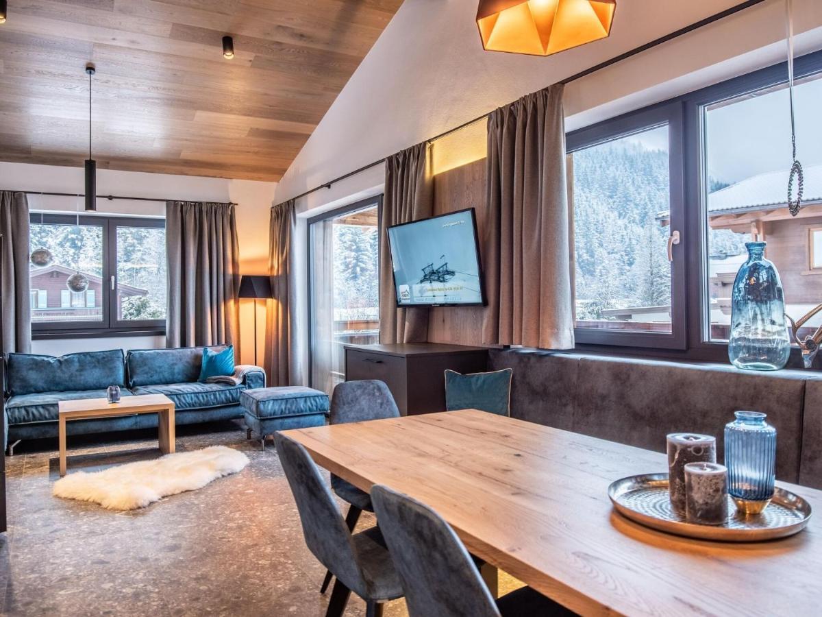 Apartment In Wald Im Pinzgau With A Carport エクステリア 写真
