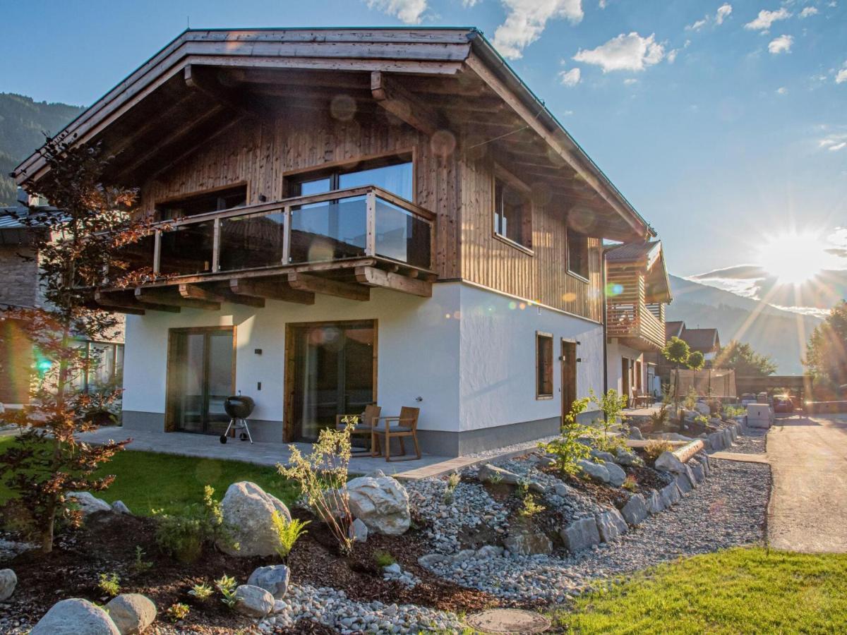 Apartment In Wald Im Pinzgau With A Carport エクステリア 写真