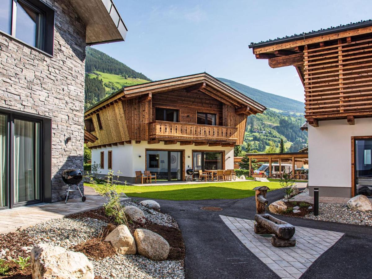 Apartment In Wald Im Pinzgau With A Carport エクステリア 写真