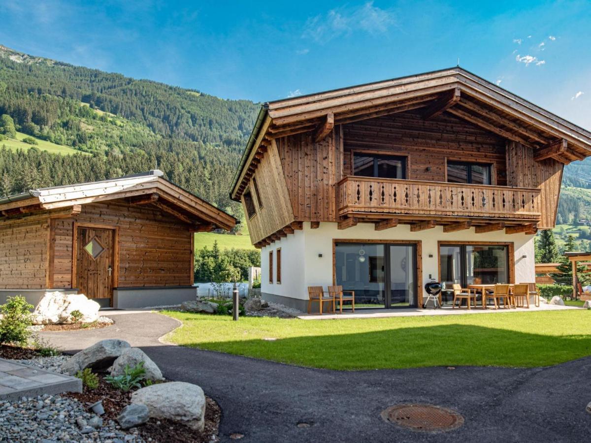 Apartment In Wald Im Pinzgau With A Carport エクステリア 写真