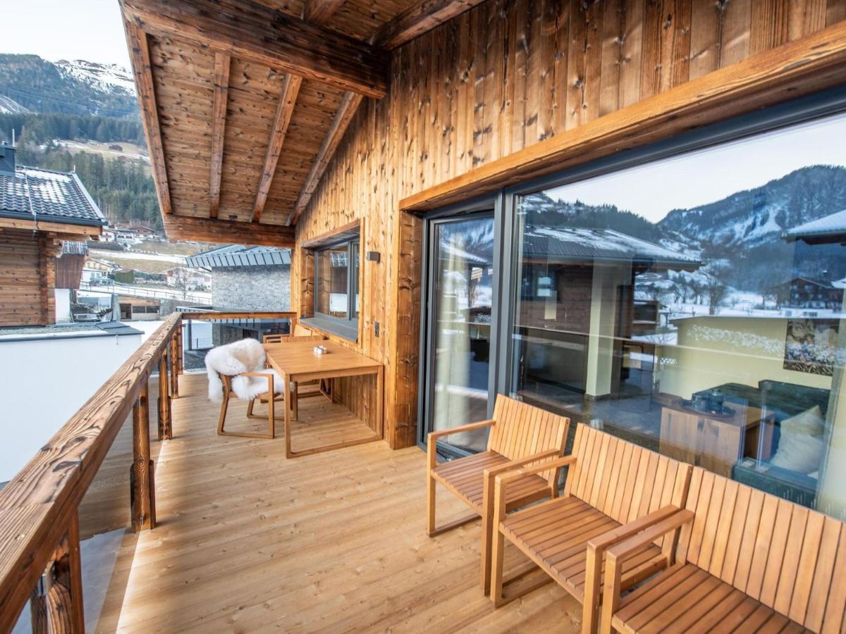 Apartment In Wald Im Pinzgau With A Carport エクステリア 写真